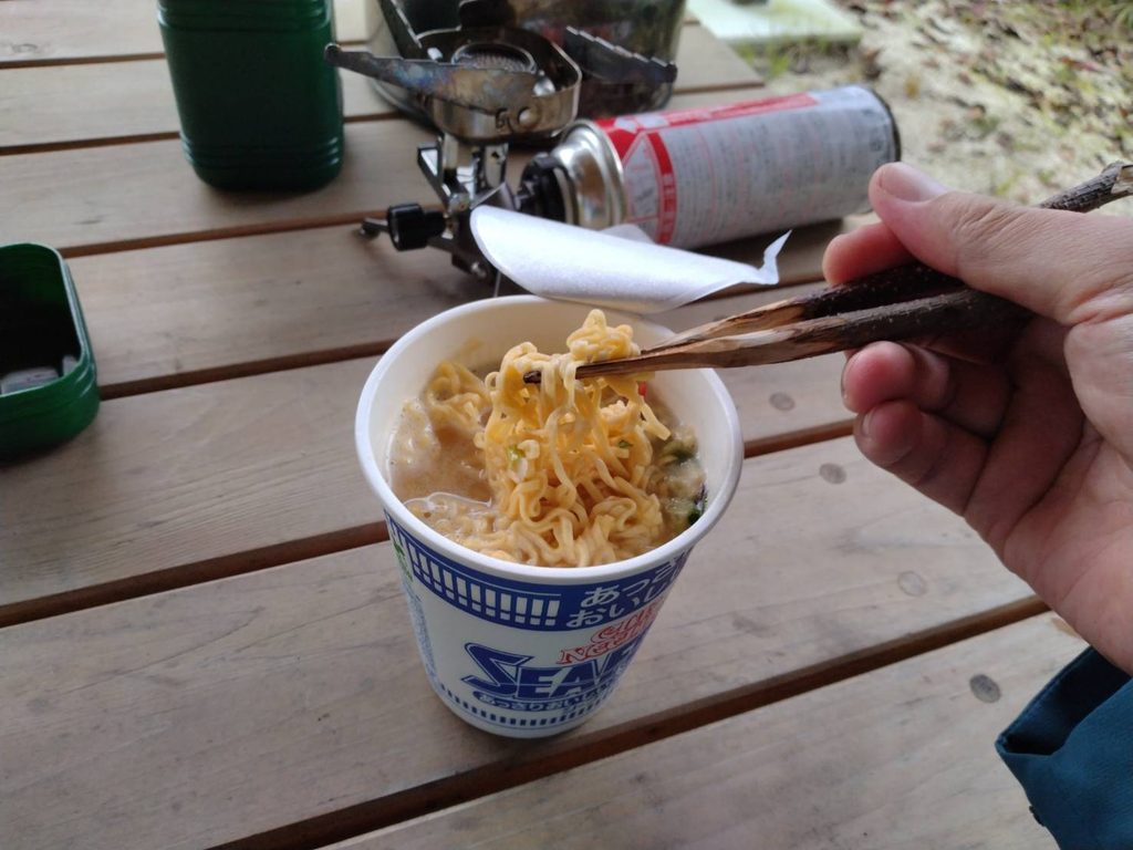 湖のほとりでカップラーメン